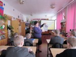 Воспитанники школы на мероприятии "Время подвиги эти не стерло!" в районной детской библиотеке им. Гайдара.